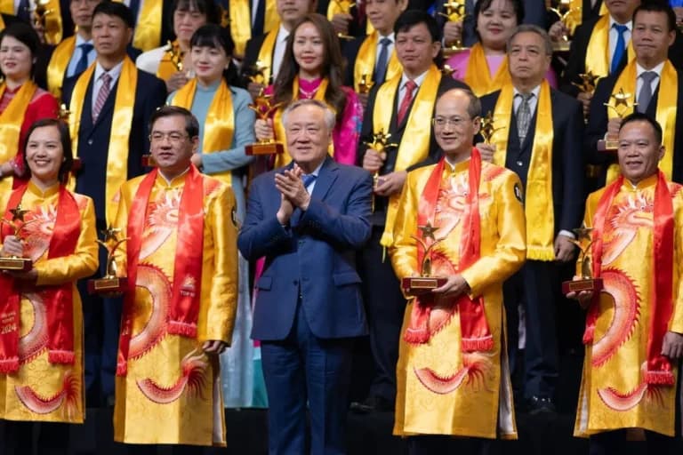 FPT TỰ HÀO ĐỨNG VỮNG TRONG TOP 10 THƯƠNG HIỆU SAO VÀNG ĐẤT VIỆT 2024
