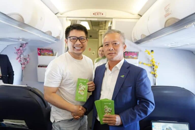 CHỦ TỊCH HĐQT BAMBOO AIRWAYS PHAN ĐÌNH TUỆ CHÚC TẾT HÀNH KHÁCH NHÂN DỊP KHAI XUÂN GIÁP THÌN 2024