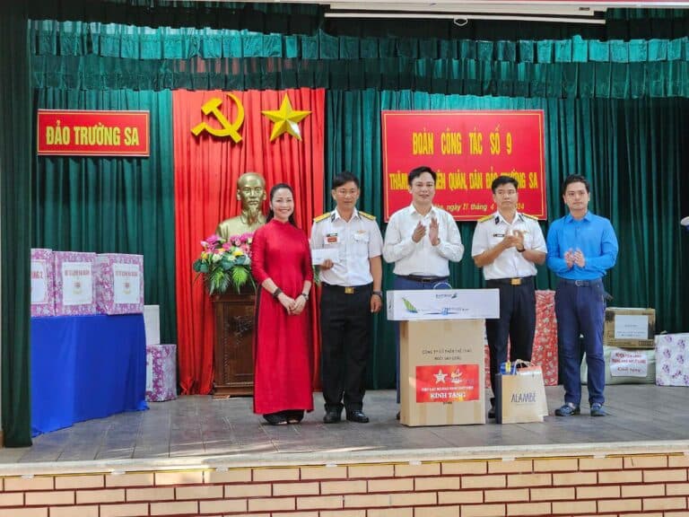 CLB SAO VÀNG ĐẤT VIỆT THĂM VÀ TẶNG QUÀ QUÂN VÀ DÂN HUYỆN ĐẢO TRƯỜNG SA