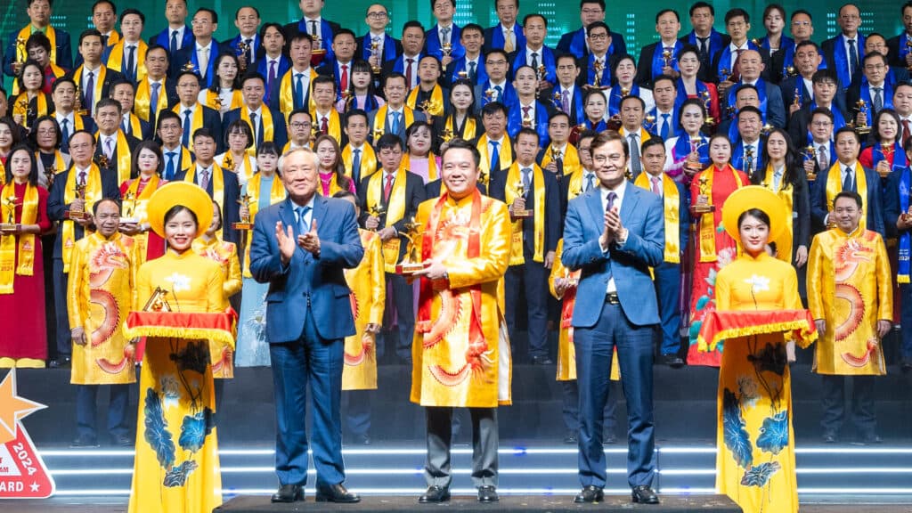 TẬP ĐOÀN TÂN Á ĐẠI THÀNH PHÓ CHỦ TỊCH CÂU LẠC BỘ SAO VÀNG ĐẤT VIỆT ĐƯỢC VINH DANH TOP 10 SAO VÀNG ĐẤT VIỆT 2024