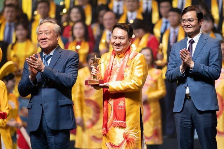 CÔNG TY CỔ PHẦN VÀNG BẠC ĐÁ QUÝ PHÚ THUẬN PNJ LẦN ĐẦU TIÊN ĐƯỢC VINH DANH TRONG TOP 10 SAO VÀNG ĐẤT VIẾT