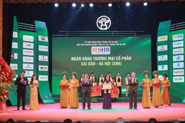 SHB VINH DỰ NHẬN BẰNG KHEN TẠI LỄ TÔN VINH DOANH NHÂN, DOANH NNGHIỆP THĂNG LONG 2024