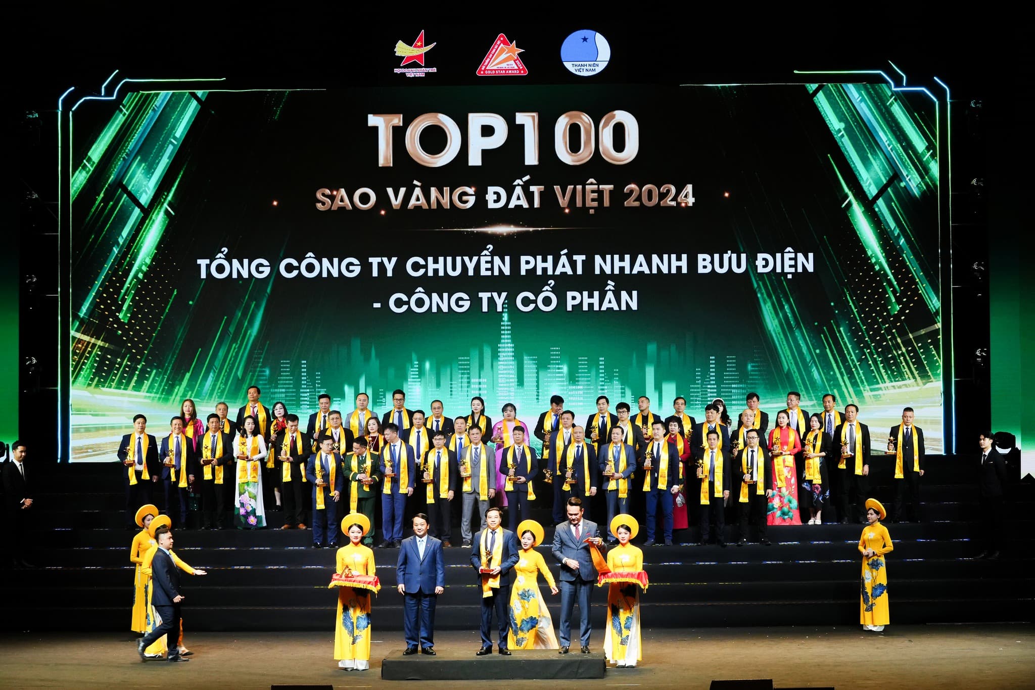 TỔNG CÔNG TY EMS LẦN THỨ 4 NHẬN GIẢI THƯỞNG SAO VÀNG ĐẤT VIỆT