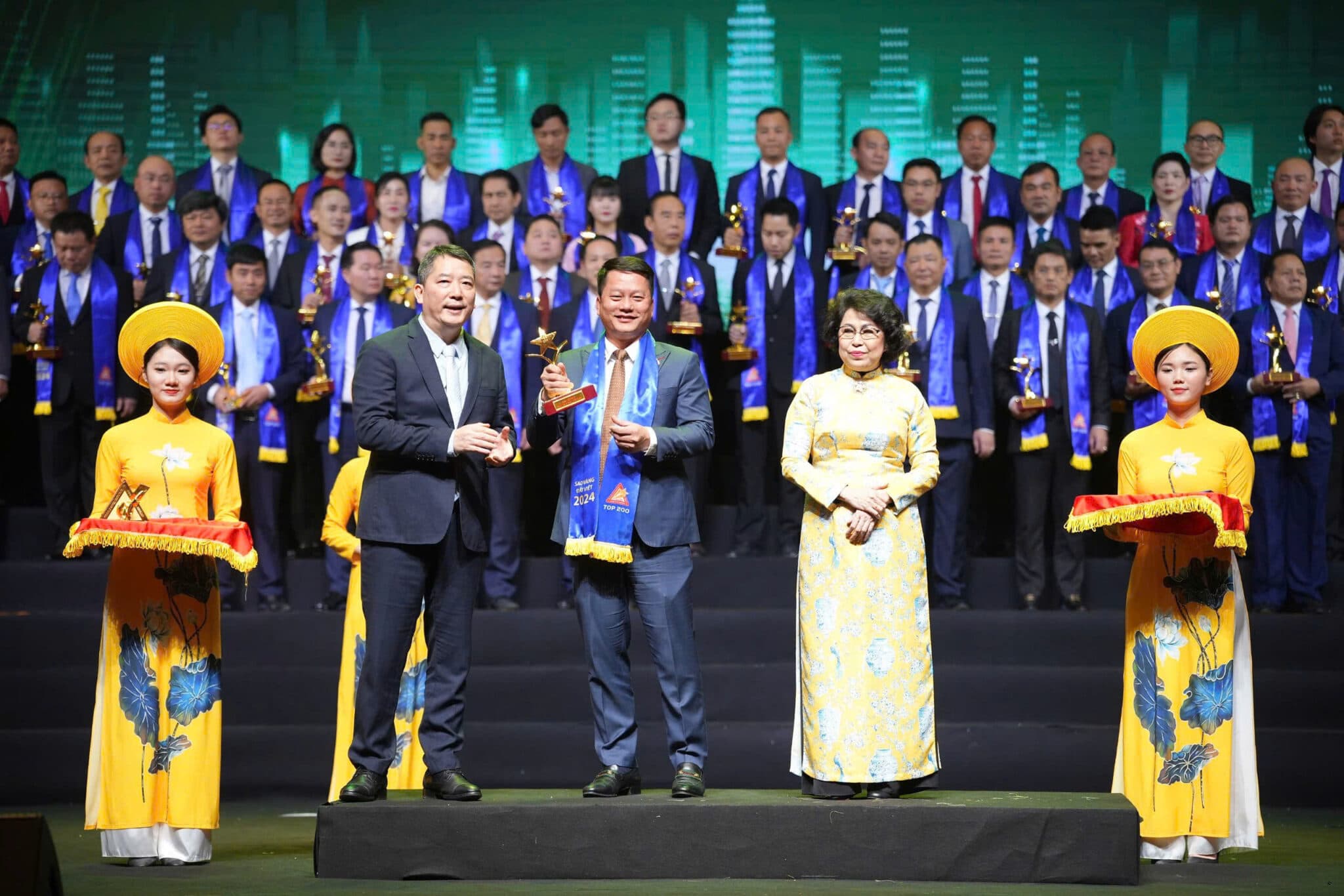 MIENNAMPETRO VINH DỰ ĐÓN NHẬN DANH HIỆU SAO VÀNG ĐẤT VIỆT 2024