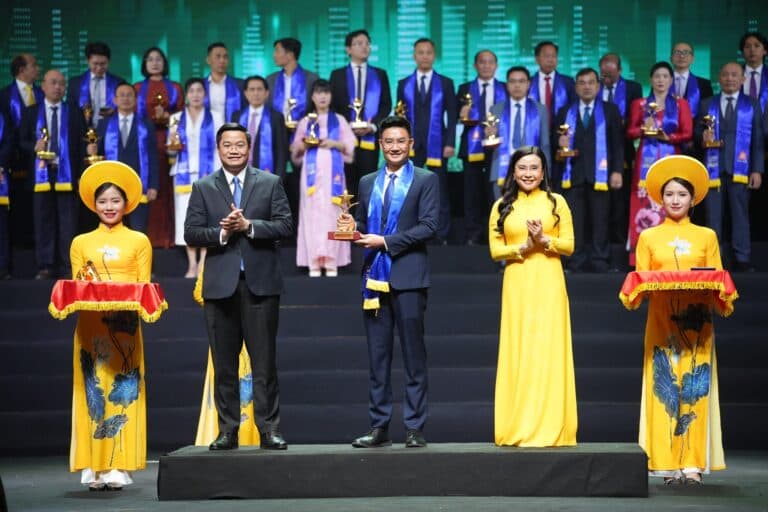 VINA LOGISTICS VINH DỰ NHẬN GIẢI THƯỞNG SAO VÀNG ĐẤT VIỆT 2024, GHI DANH TRONG TOP 200 THƯƠNG HIỆU TIÊU BIỂU VIỆT NAM