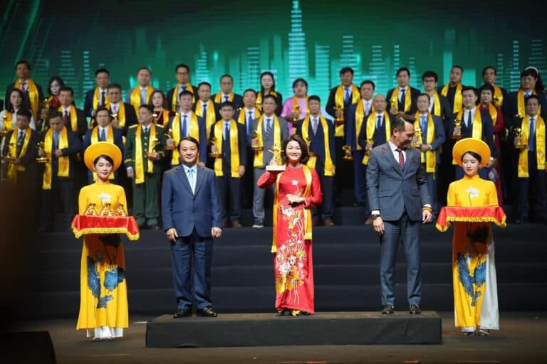 CÔNG TY CỔ PHẦN DƯỢC PHẨM VĨNH PHÚC VINPHACO TIẾP NỐI NIỀM TỰ HÀO TOP 100 SAO VÀNG ĐẤT VIỆT 2024