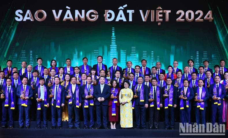 TẬP ĐOÀN HANOI TELECOM VINH DỰ NHẬN TOP 200 SAO VÀNG ĐẤT VIỆT 2024