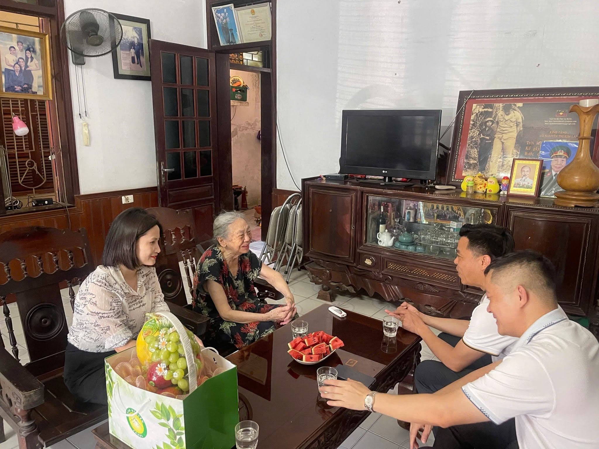 CLB SAO VÀNG ĐẤT VIỆT DÂNG HƯƠNG TẠI ĐỊA CHỈ ĐỎ: NGÃ BA ĐỒNG LỘC THĂM TẶNG QUÀ 02 AHLLVT NHÂN DÂN NGUYỄN THỊ KIM LAI (“O DU KÍCH NHỎ”) VÀ LA THỊ TÁM (“NGƯỜI CON GÁI SÔNG LA”) TẠI HÀ TĨNH